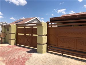 3 Bed House in Roodepan