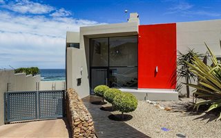 5 Bedroom House in Bloubergstrand
