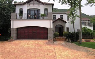 5 Bedroom House in Kosmos Ridge