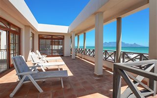 5 Bedroom House in Bloubergstrand