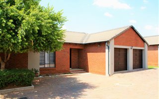 3 Bedroom Townhouse in Mooikloof Ridge