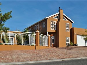 4 Bed House in Langerug
