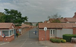2 Bedroom Flat in Die Hoewes