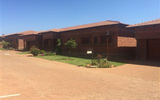 3 Bedroom Townhouse in Dan Pienaar