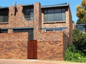 4 Bed Duplex in Maroelana