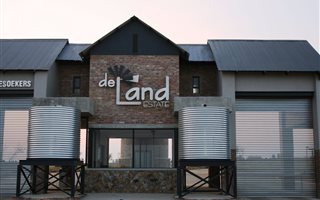 996 m² Land available in De Land Estate