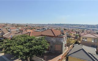 4 Bedroom House in Olievenhoutbosch