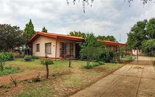 4 Bedroom House In Coligny 4 Bedroom House In Coligny