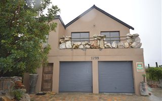 6 Bedroom House in Pringle Bay
