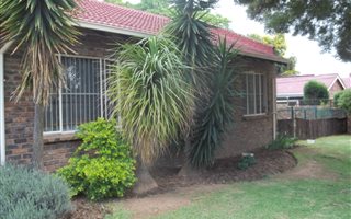 3 Bedroom House in Rooihuiskraal