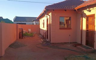 3 Bedroom House in Clayville