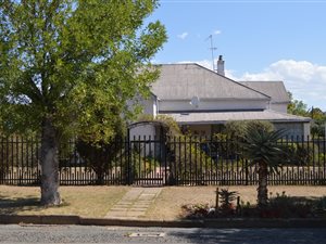 5 Bed House in Queenstown Central