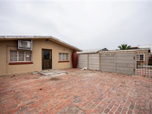 400 m² Commercial space in Broadlands