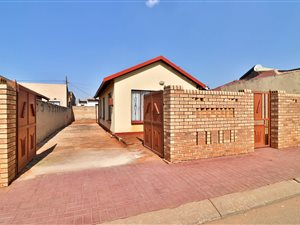 3 Bed House in Protea Glen