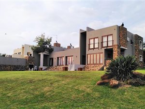 3 Bed Apartment in Kameelfontein and surrounds