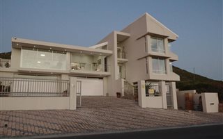 4 Bedroom House in Yzerfontein