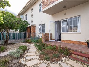 1 Bed Apartment in Lakeside