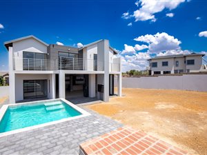 4 Bed House in Country View Estate