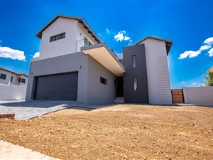 4 Bed House in Country View Estate