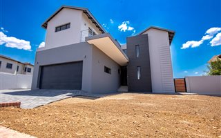4 Bedroom House in Country View Estate