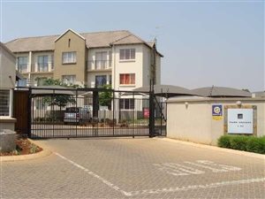 2 Bed Apartment in Klippoortje