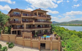 6 Bedroom House in Birdwood
