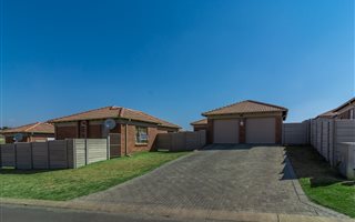 3 Bedroom House in Monavoni