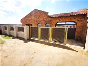 4 Bed House in Geluksdal