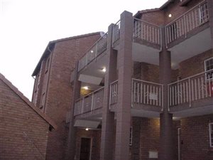 2 Bed Apartment in Die Hoewes