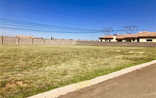 990 m² Land available in Three Rivers East