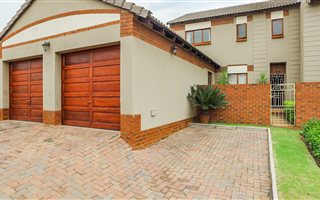 3 Bedroom Townhouse in Rietvlei Heights Country Estate