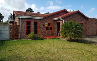4 Bedroom House in Groeneweide Park