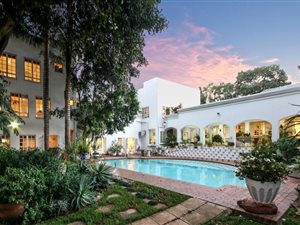 6 Bed House in Melrose Estate