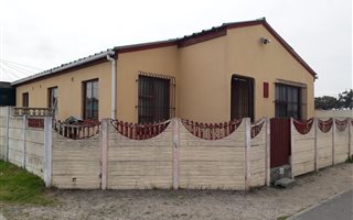 3 Bedroom House in Elsies River
