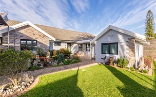 4 Bedroom House in Denneburg