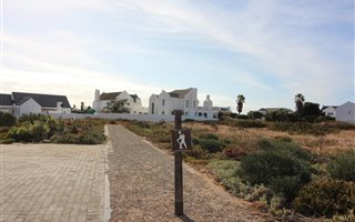 618 m² Land available in Golden Mile