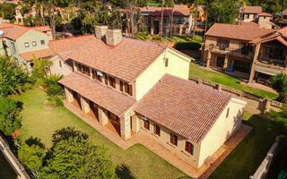 4 Bedroom House in Die Hoewes