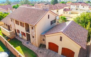 4 Bedroom House in Die Hoewes