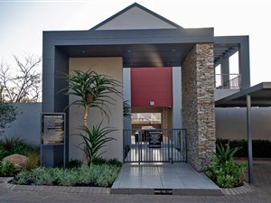 3 Bed Apartment in Paulshof