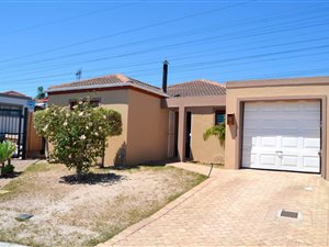 3 Bedroom House in Eikenbosch