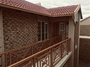2 Bed Townhouse in Rooihuiskraal North