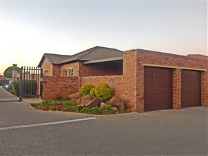 3 Bedroom Simplex in Heuwelsig Estate