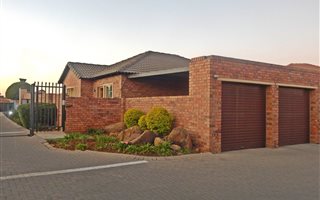 3 Bedroom Simplex in Heuwelsig Estate