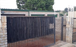 1.5 Bedroom Flat in Krugersdorp West
