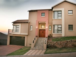 5 Bed House in Rietvalleirand