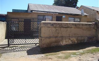 2 Bedroom House in Motsu