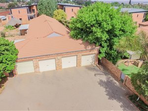 2 Bedroom Townhouse in Die Hoewes