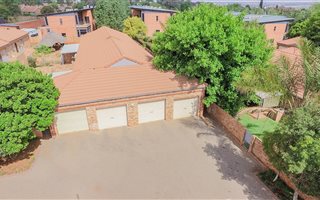 2 Bedroom Townhouse in Die Hoewes