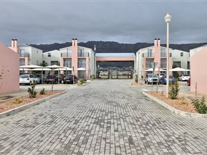2 Bed Apartment in Gordons Bay Central