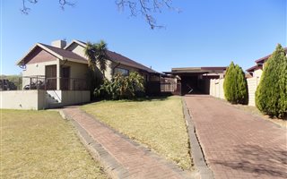 4 Bedroom House in Schuinshoogte